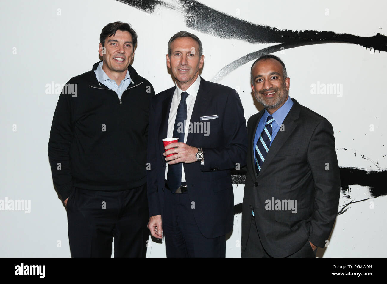 NEW YORK, NY - 6. NOVEMBER: Starbucks CEO und und langfristiger Veteran Anwalt Howard Schultz und National Book Award Finalist Rajiv Chandrasekaran ihre Zusammenarbeit" Für die Liebe des Landes" an der AOL BAUEN Serie bei AOL Studios am 6. November 2014 in New York City zu diskutieren. Credit: Diego Corredor/MediaPunch Stockfoto