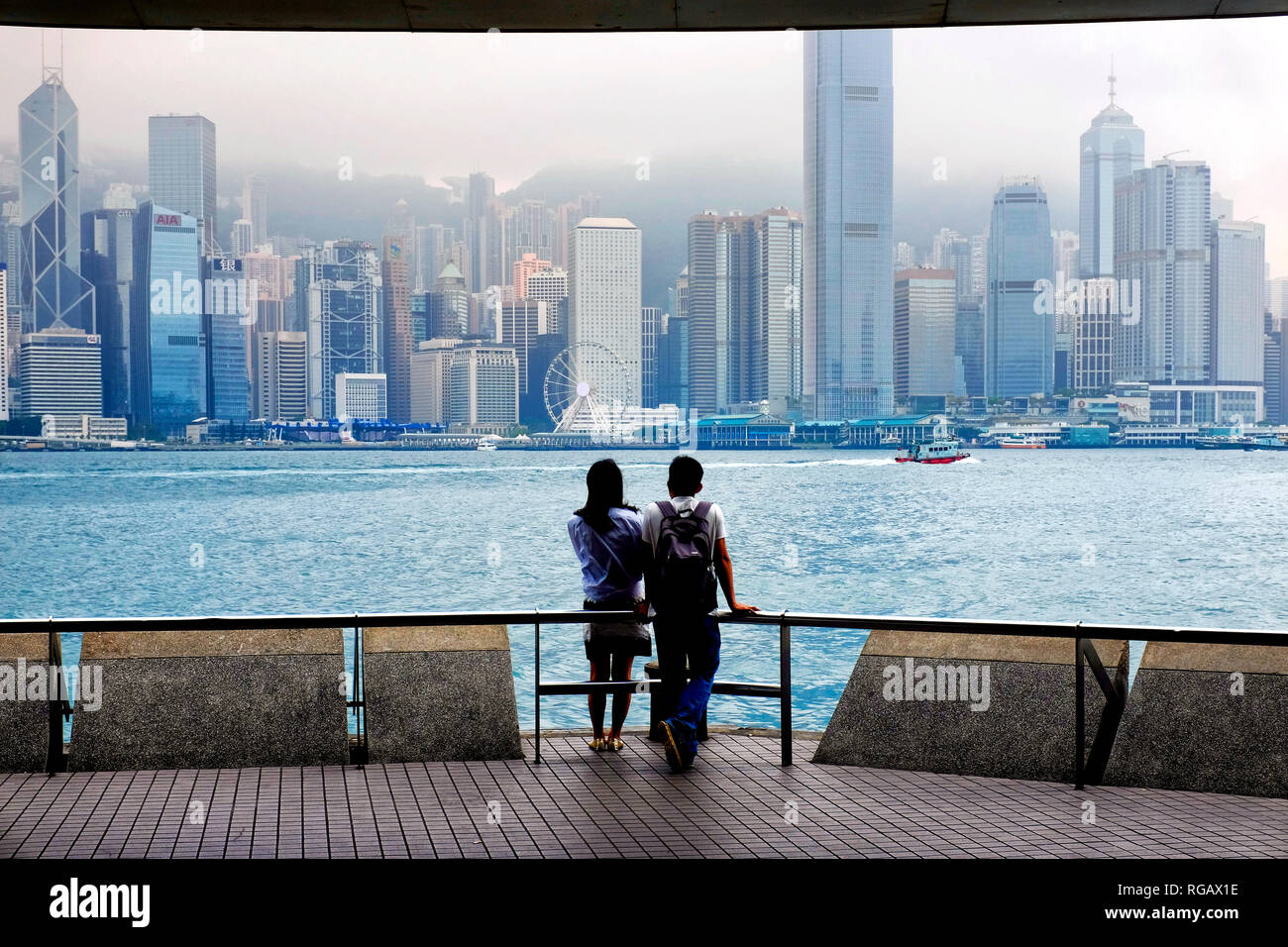 Tourist in Victoria Harbour beobachten die Skyline von Hong Kong, Hong Kong, China Stockfoto