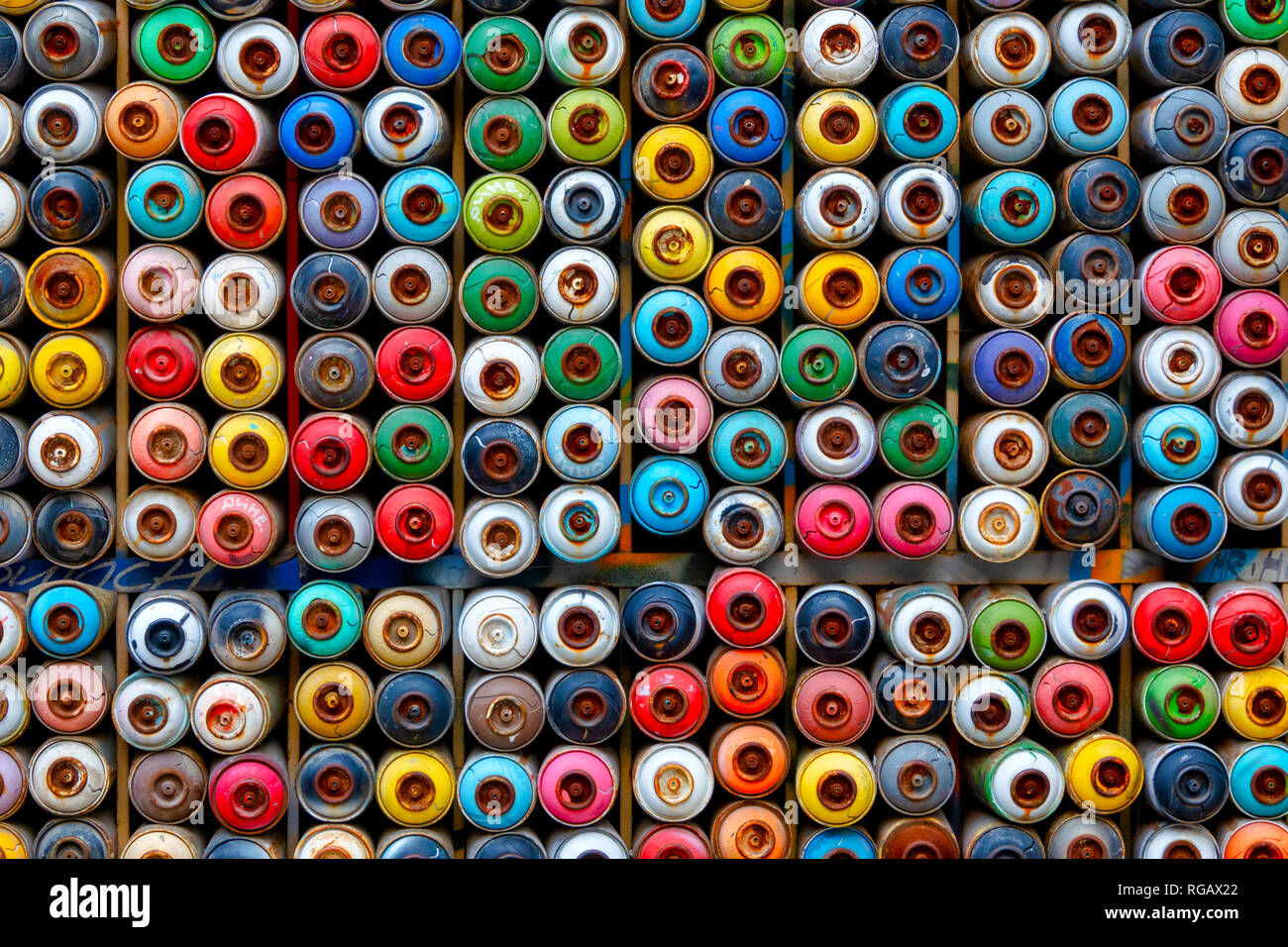 Sammlung von Ventilbechern aus mehreren Aerosol-Farbdosen im Stadtteil Tophane in Istanbul, Türkei Stockfoto