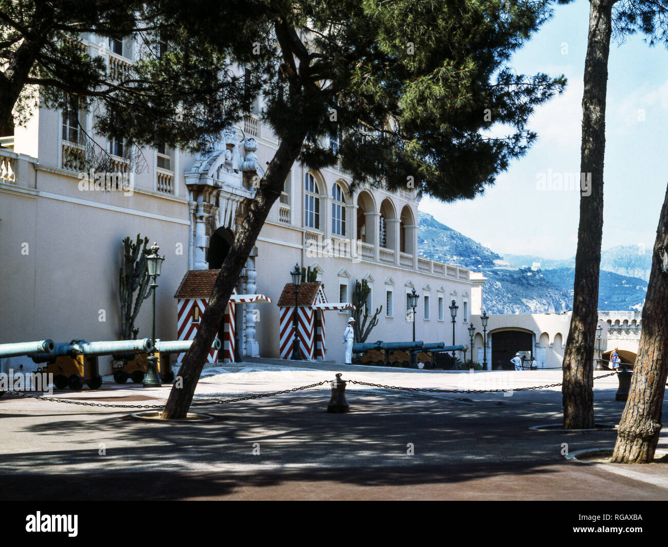 Frankreich. Monaco. Monte-Carlo. Französische Riviera. Der Palastplatz mit dem Königspalast und einem Open-Air-Café-Restaurant. Stockfoto