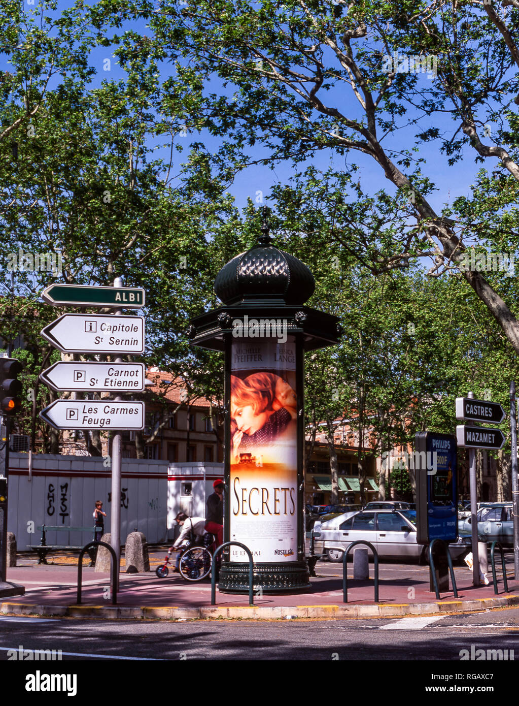 Frankreich. Toulouse Stadt.Südwestfrankreich.Straßenkreuzung mit Wegweisern und einer Pariser Art Werbestruktur. Stockfoto