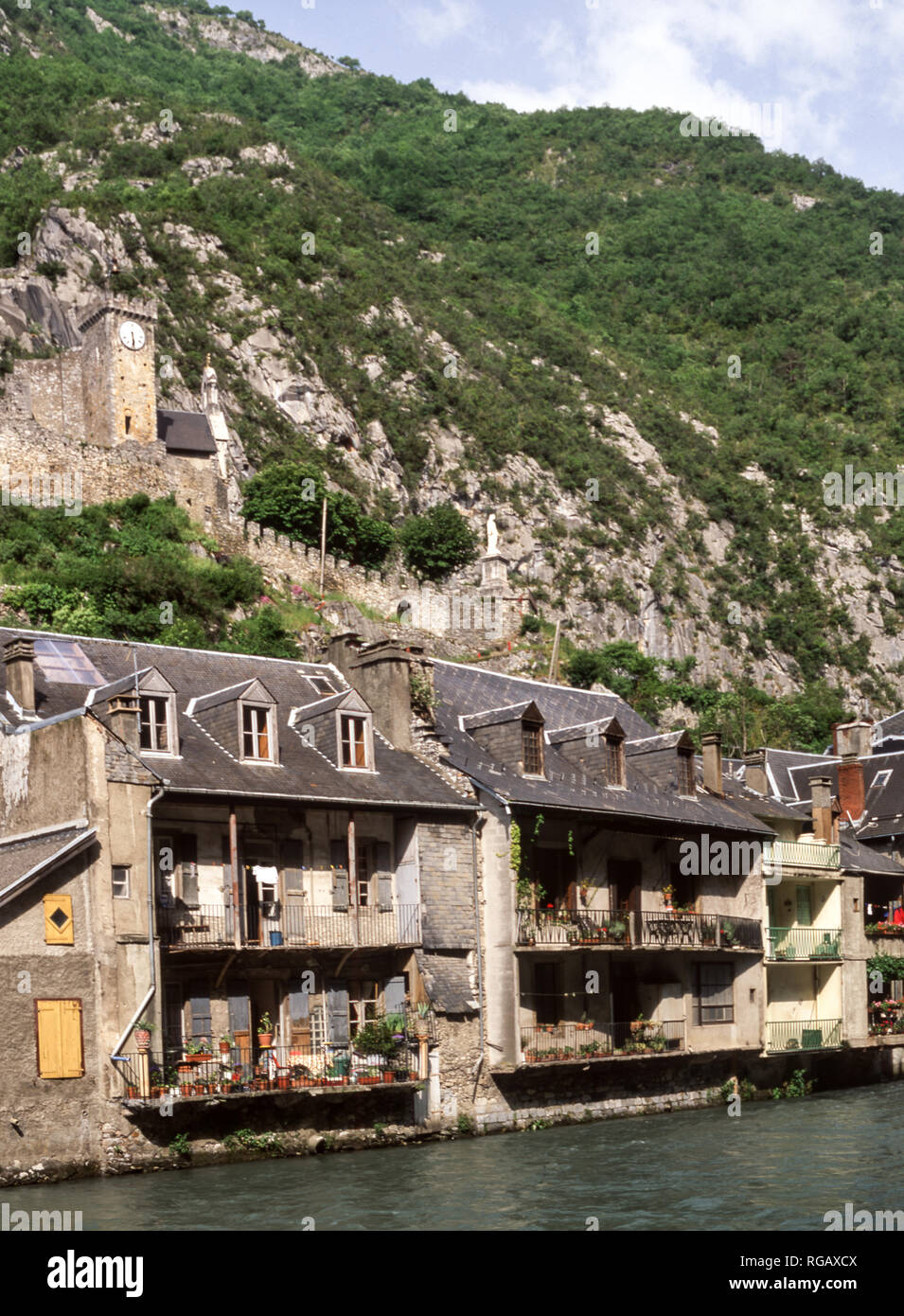 Die kleine Stadt St. Beat liegt in den Ausläufern der französischen Pyrenäen. Diese Häuser bieten einen Blick auf den Fluss Garonne. A12c Schloss mit Blick auf die Stadt. Stockfoto