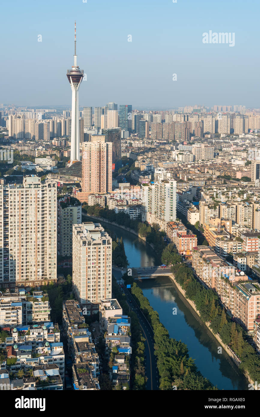 Chengdu, Provinz Sichuan, China - Nov 8, 2015: Chengdu skyline Luftbild gegen den blauen Himmel Stockfoto