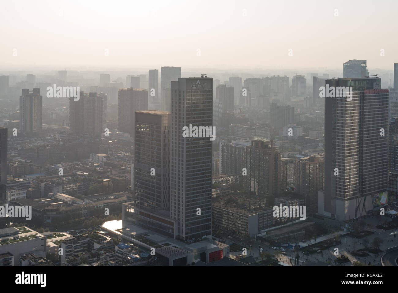 Chengdu, Provinz Sichuan, China - Nov 8, 2015: Chengdu skyline Luftbild im Dunst Stockfoto