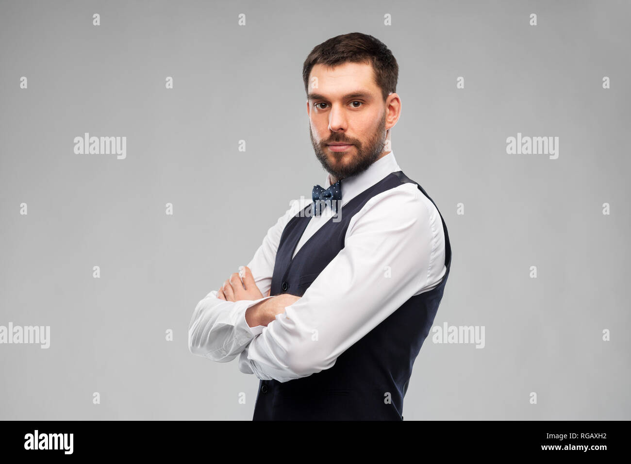 Mann in Partei Kleidung und bowtie Stockfoto