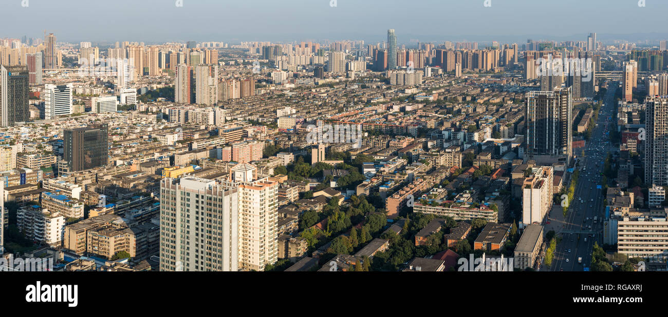 Chengdu, Provinz Sichuan, China - Nov 8, 2015: Chengdu skyline Luftbild panorama gegen den blauen Himmel Stockfoto