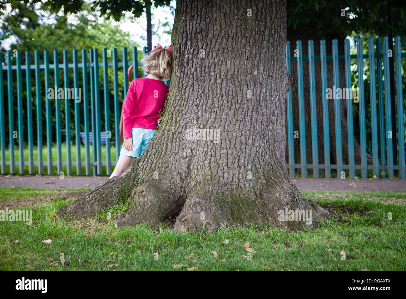 Junge Latina Mädchen lehnte sich gegen einen Baum Stockfoto