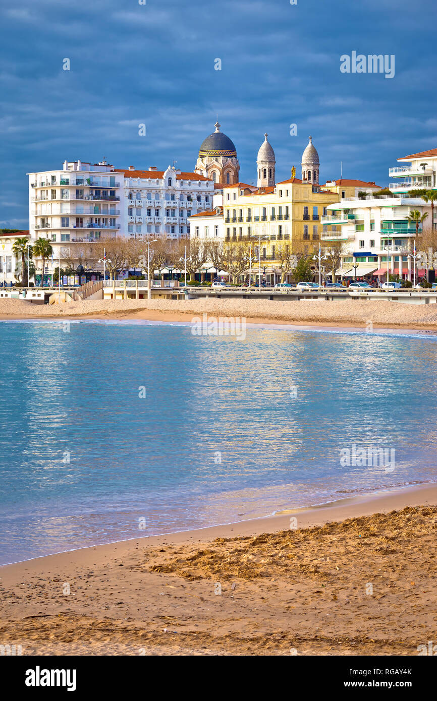 Saint Raphael Strand und mit Blick aufs Wasser, berühmte touristische Destination der Französischen Riviera, Alpes Maritimes, Frankreich Stockfoto