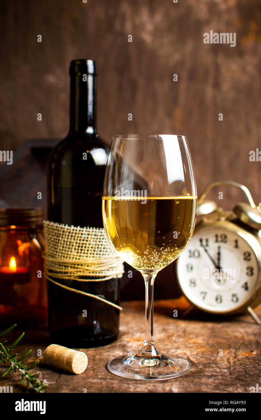 Glas und Flasche Wein in rustikaler Umgebung Stockfoto