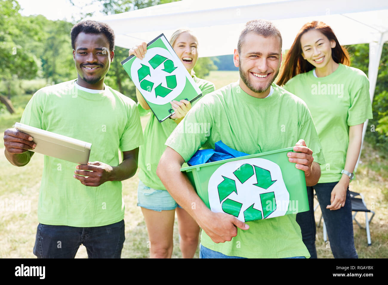 Happy Team Freiwillige Müll sammeln für das Recycling als Aktion für den Umweltschutz Stockfoto