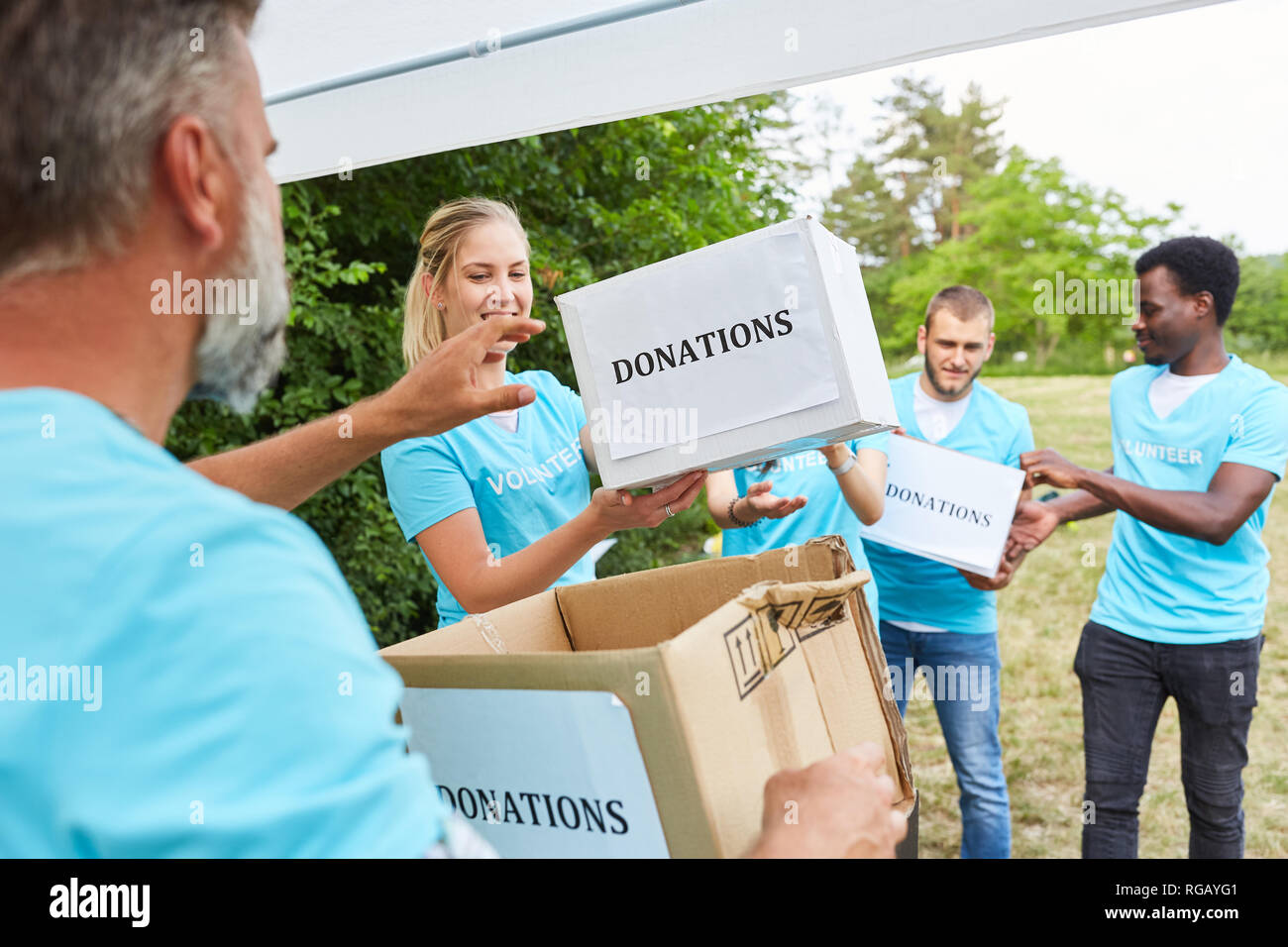 Freiwillige Helfer sammeln Spenden für einen gemeinnützigen Verein Stockfoto