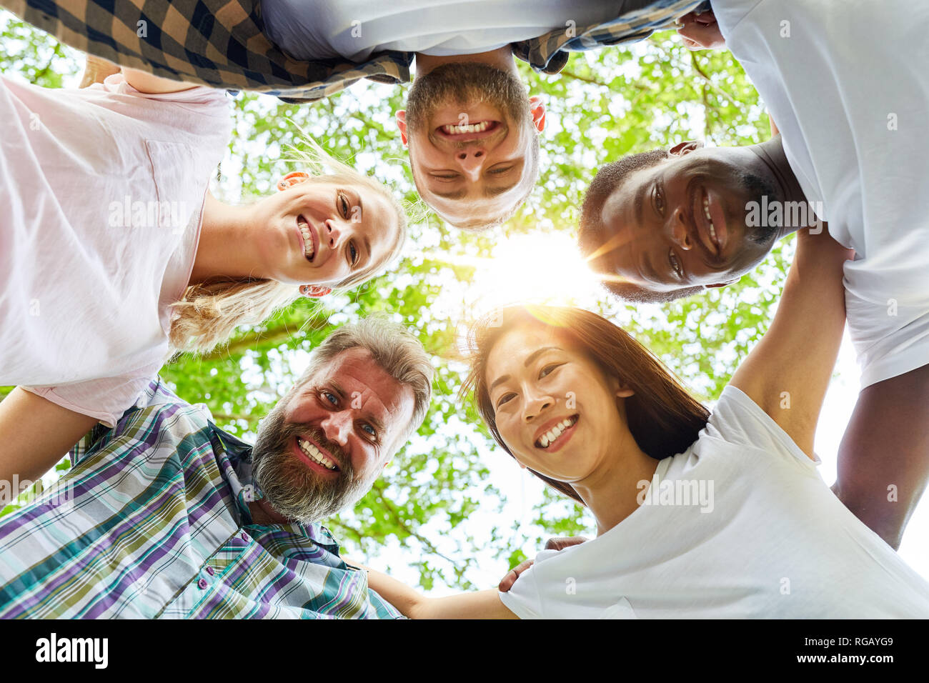 Studenten Freunde im Team im Kreis in der Natur im Sommer Stockfoto