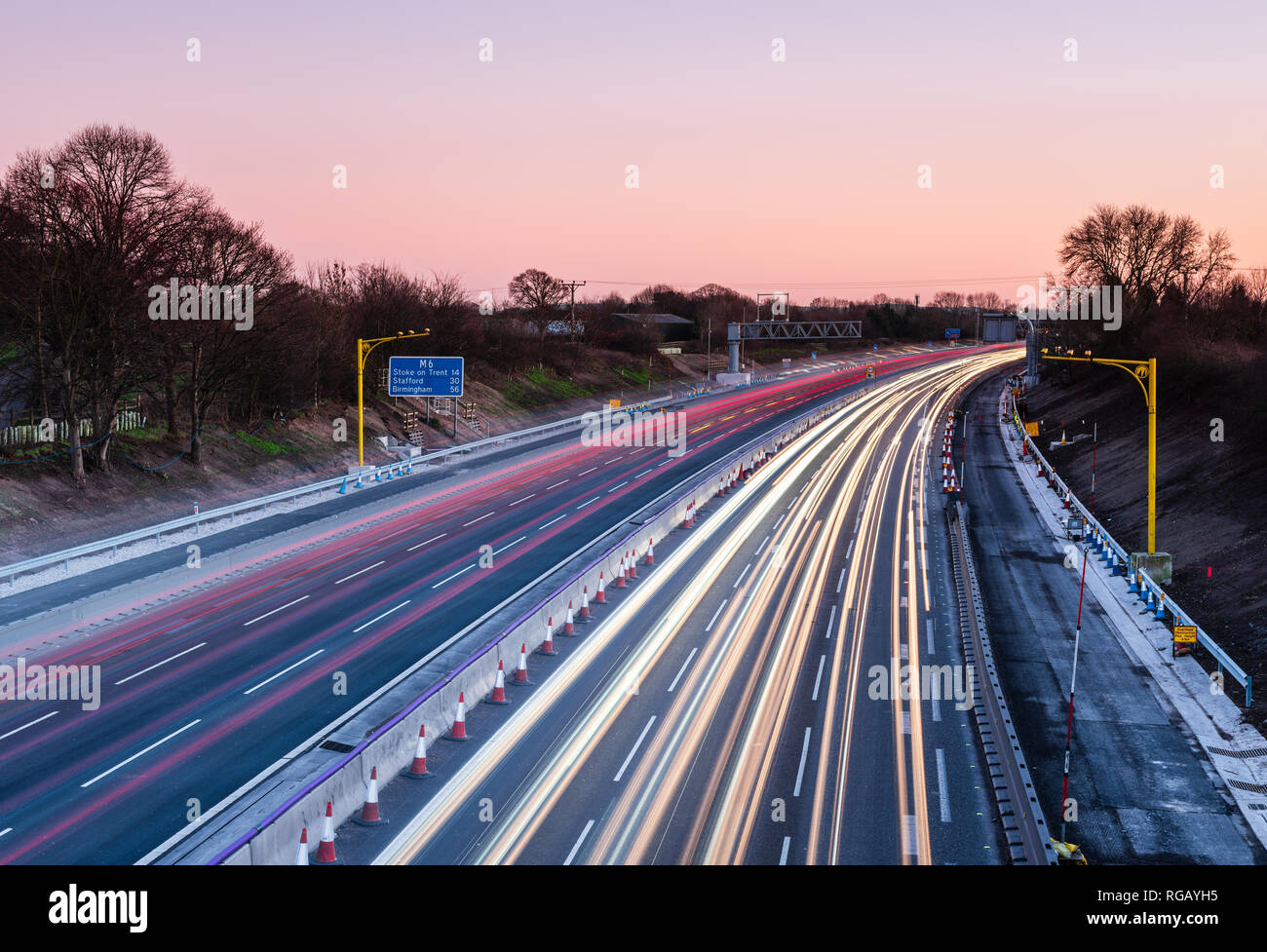 Leichte Wanderwege auf der Autobahn M6 am Sandbach in Cheshire in der Dämmerung Stockfoto