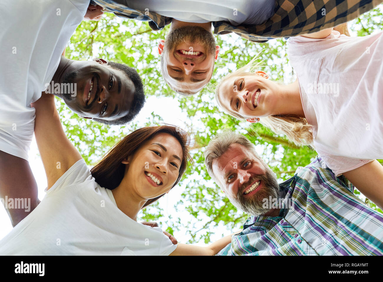 Junge Menschen bilden einen Kreis in der Natur als Zeichen der Freundschaft und Einheit Stockfoto