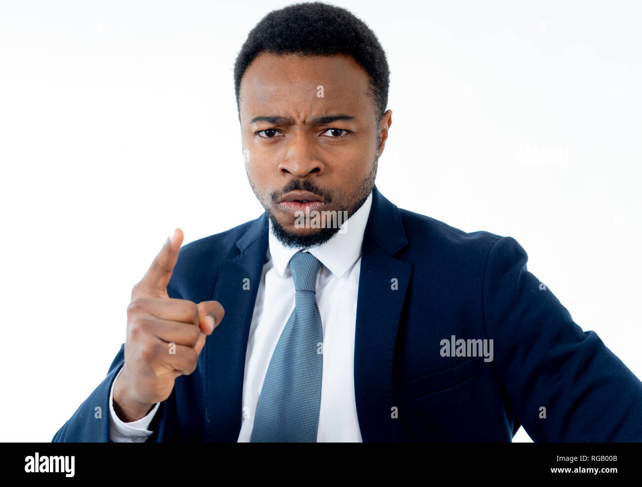 Attraktive afrikanische amerikanische Geschäftsmann Chef wütend mit Verärgerten Gesicht und Gestik, die verärgert und wütend an Mitarbeiter in der Verwaltung und Stress bei der Arbeit bully Boss Stockfoto