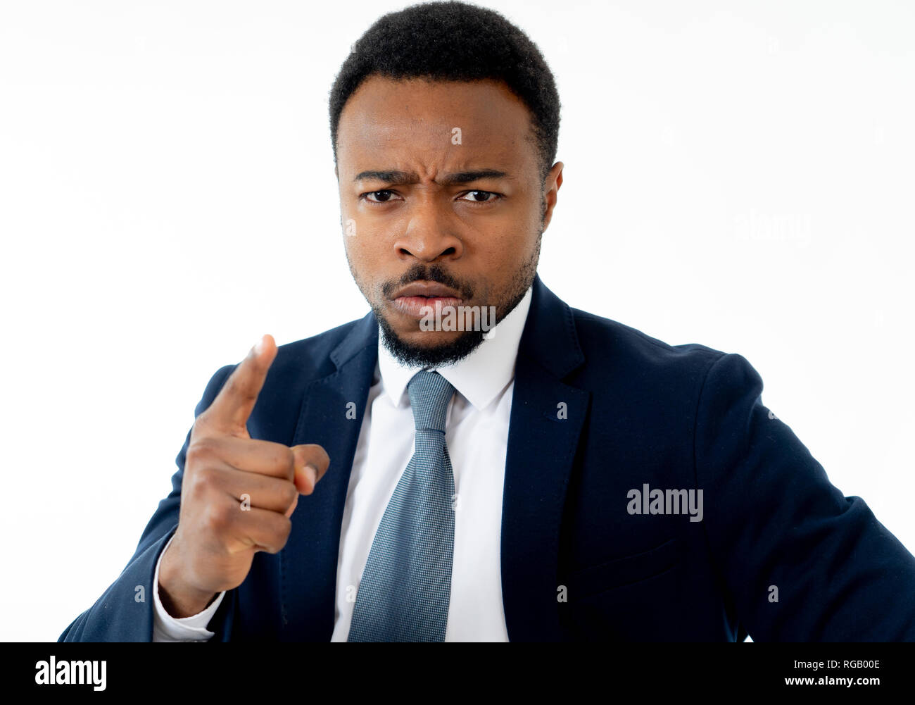 Attraktive afrikanische amerikanische Geschäftsmann Chef wütend mit Verärgerten Gesicht und Gestik, die verärgert und wütend an Mitarbeiter in der Verwaltung und Stress bei der Arbeit bully Boss Stockfoto