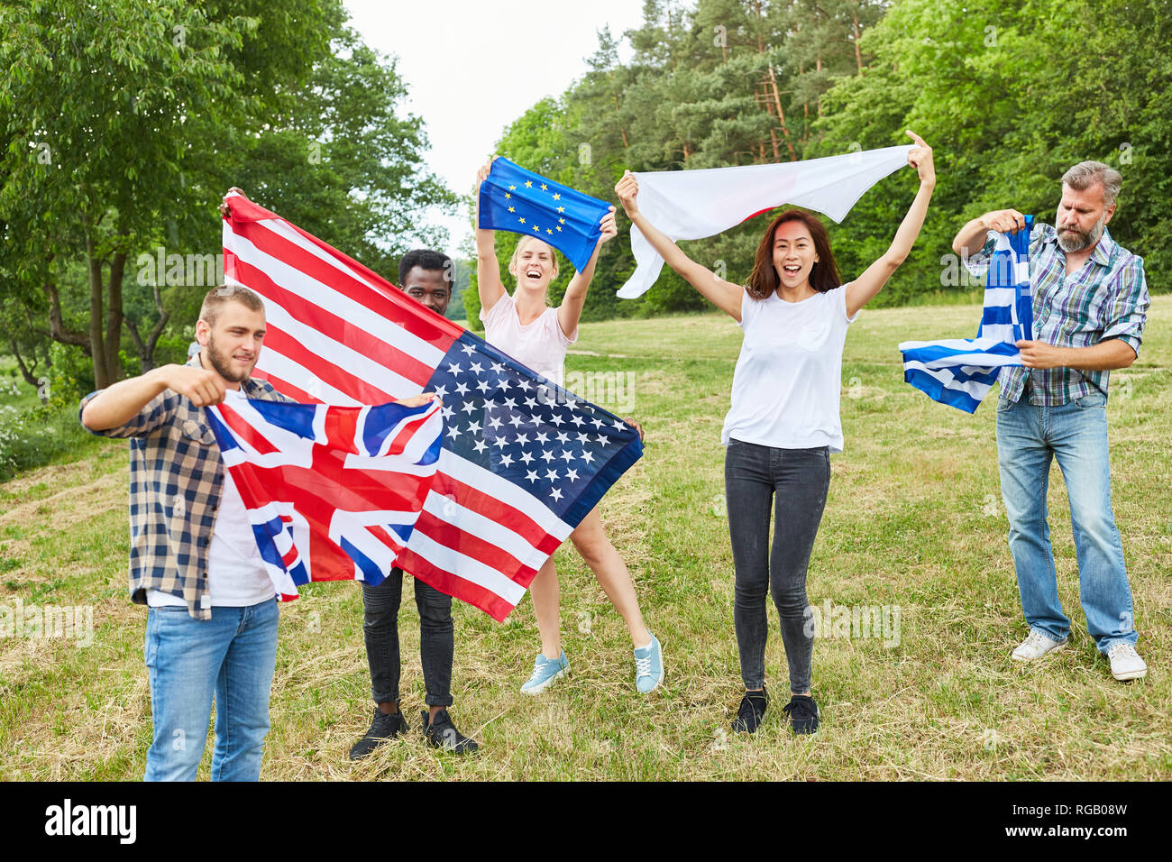 Gruppe von Studenten in einem Park motion mit unterschiedlichen nationalen Flaggen Stockfoto