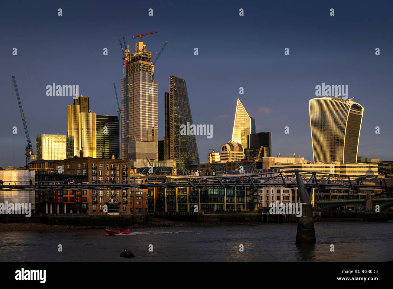 Die untergehende Sonne auf der Stadt in London, England Stockfoto