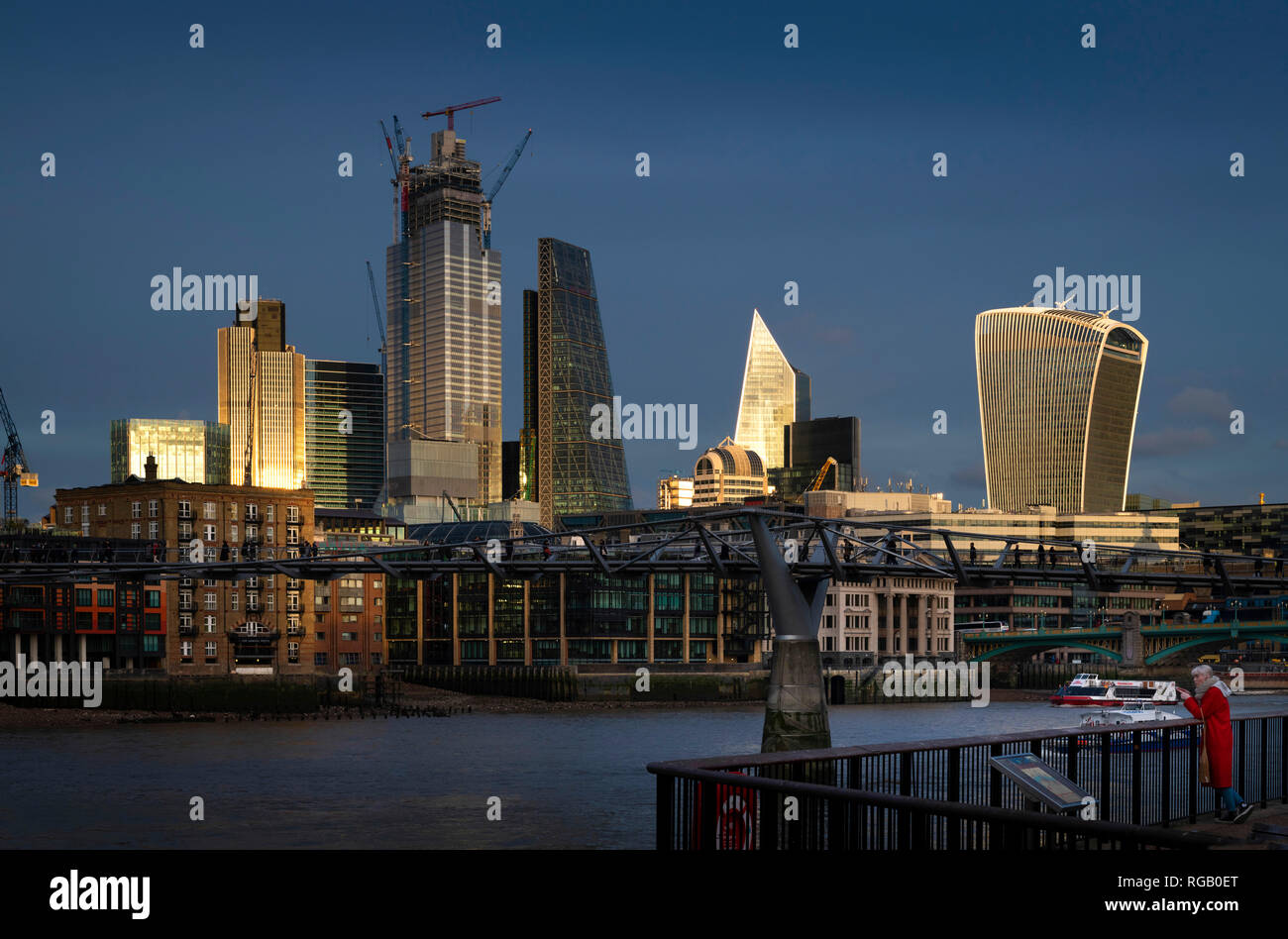 Die untergehende Sonne auf der Stadt in London, England Stockfoto