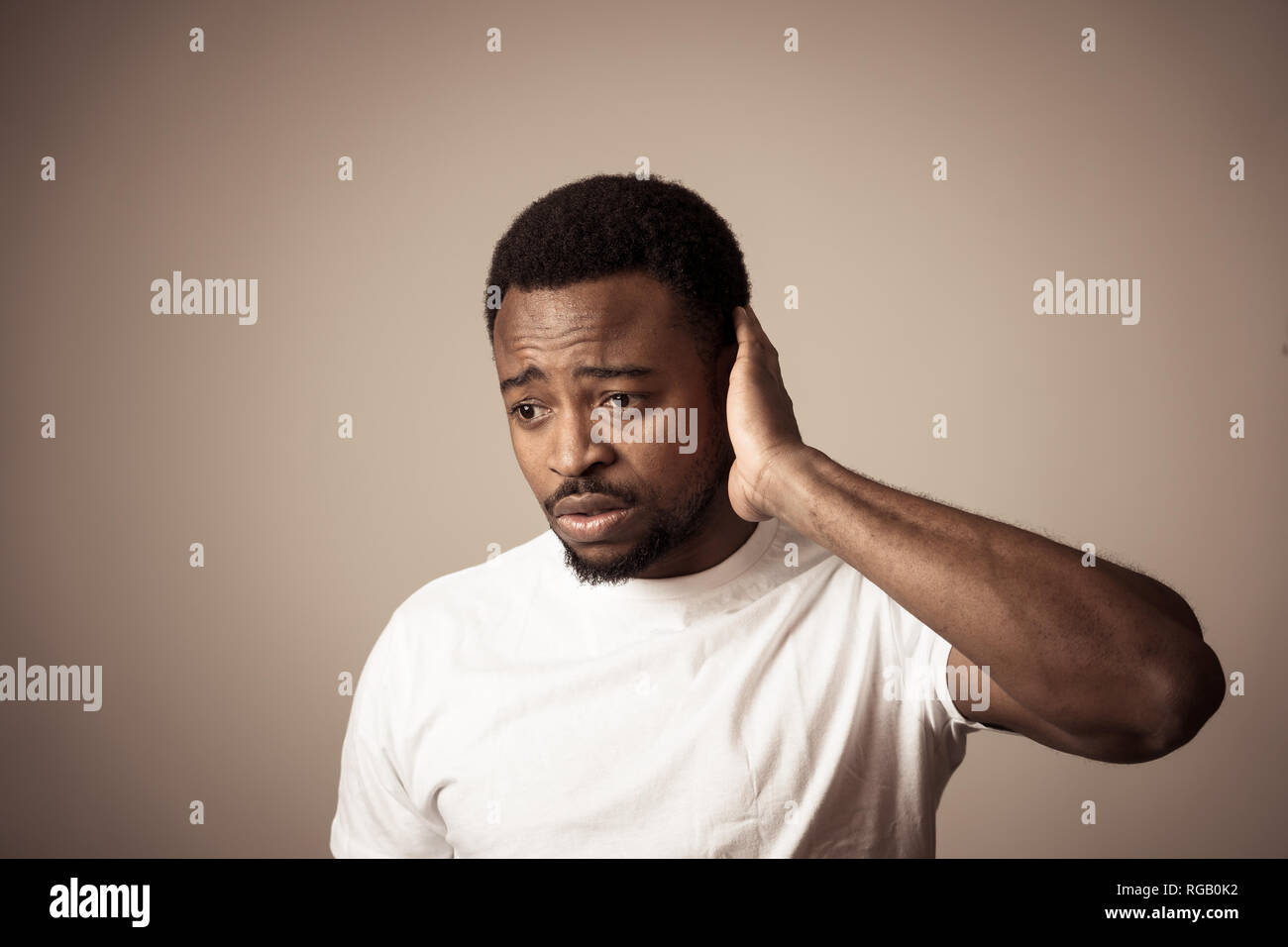 Portrait von attraktiven Mann traurig und deprimiert leiden Depressionen Gefühl Trauer und unangenehme Schmerzen im menschlichen Emotionen Mimik und depressi Stockfoto