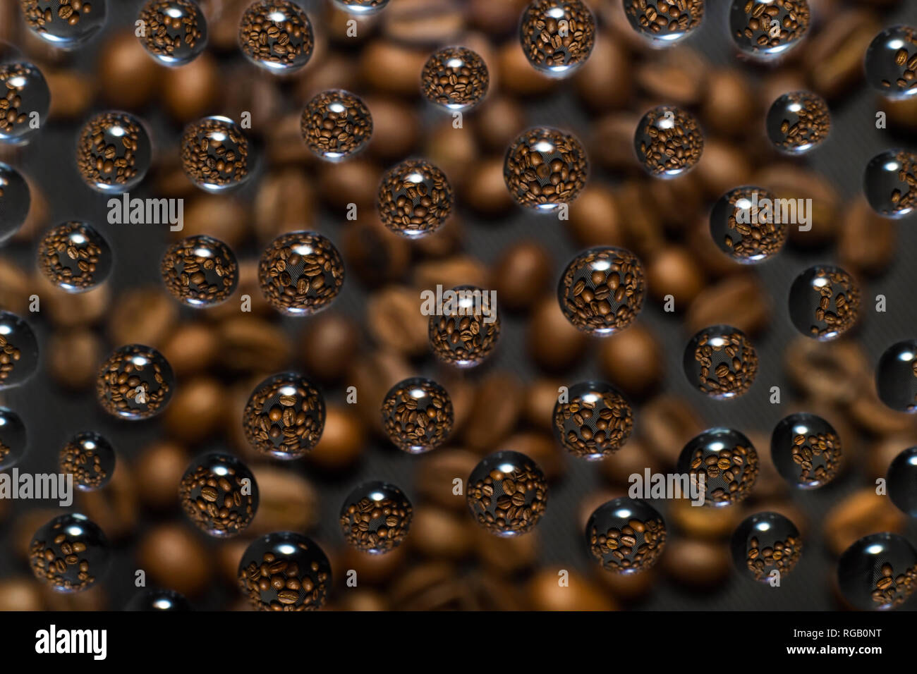 Kaffeebohnen sind in Wassertropfen auf einer reflektierten verschwommenen Hintergrund Stockfoto