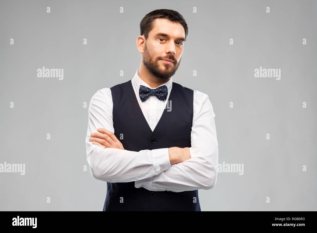 Mann in Partei Kleidung und bowtie Stockfoto