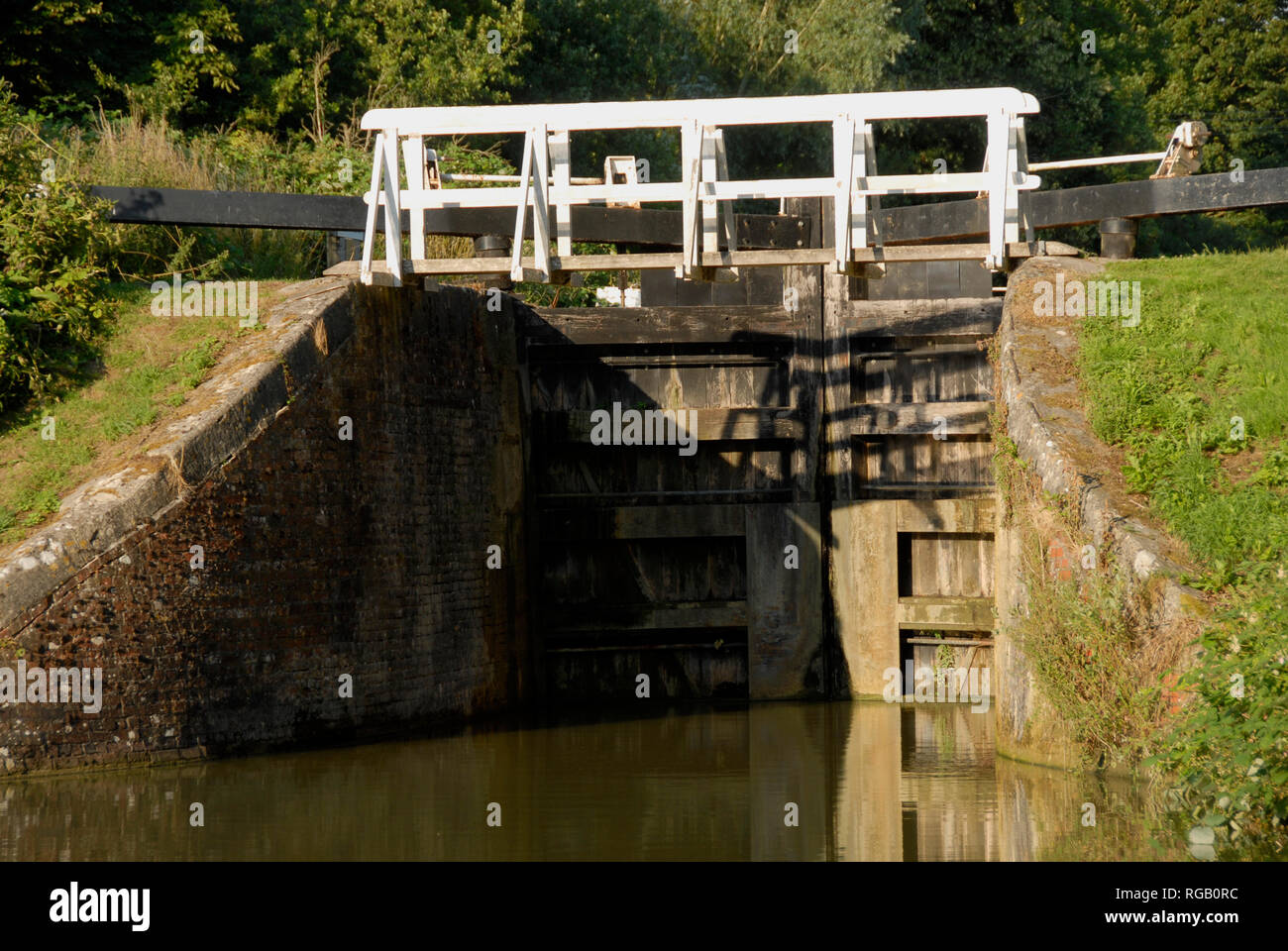 Sperre auf Kennet and Avon Canal, Devizes, Wiltshire, England, mit Brücke, um von Seite zu Seite überqueren. Stockfoto