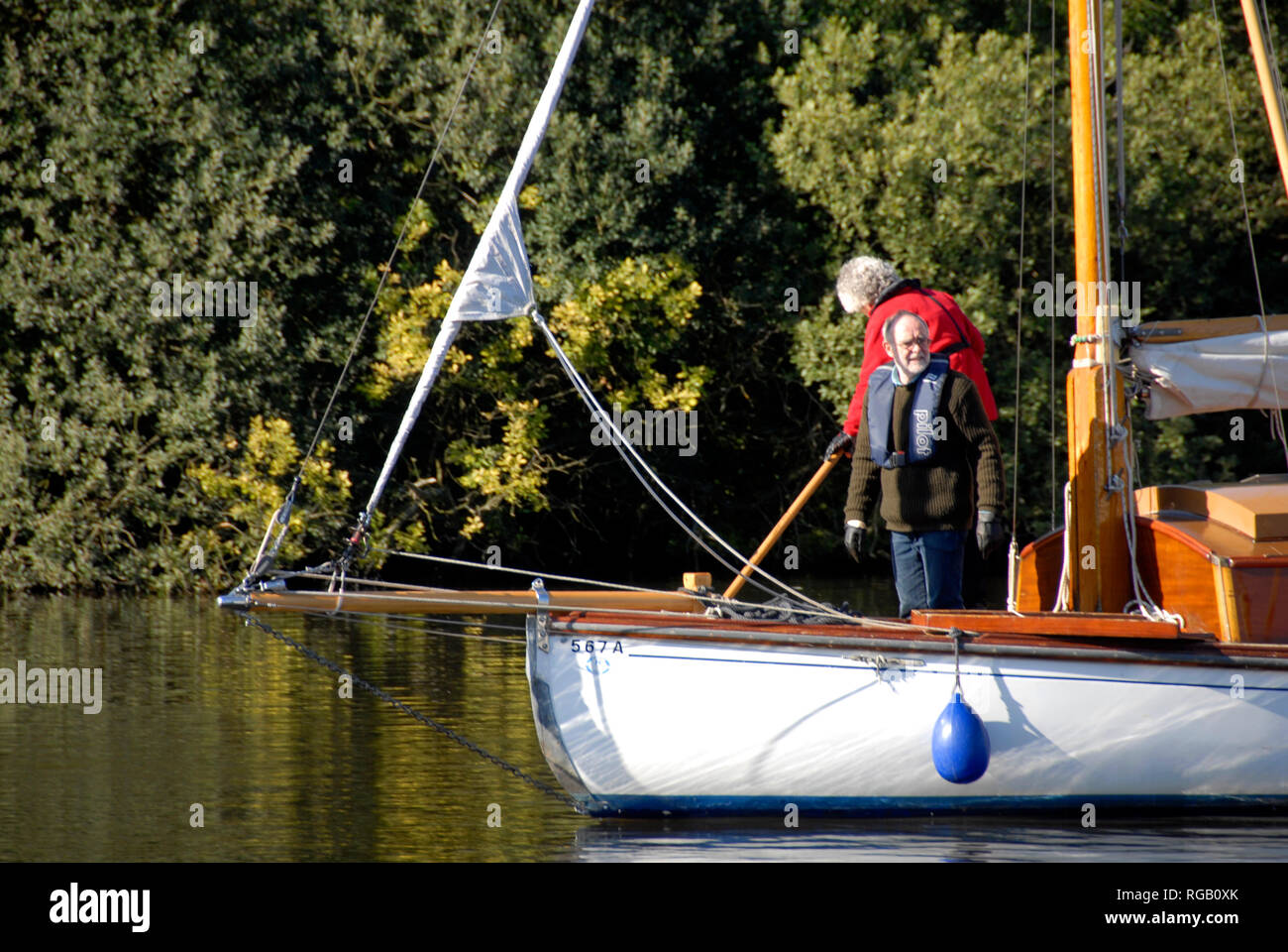 Ältere Paare Vorbereitung Yacht zu Segeln kurz nach Ablegen. Stockfoto