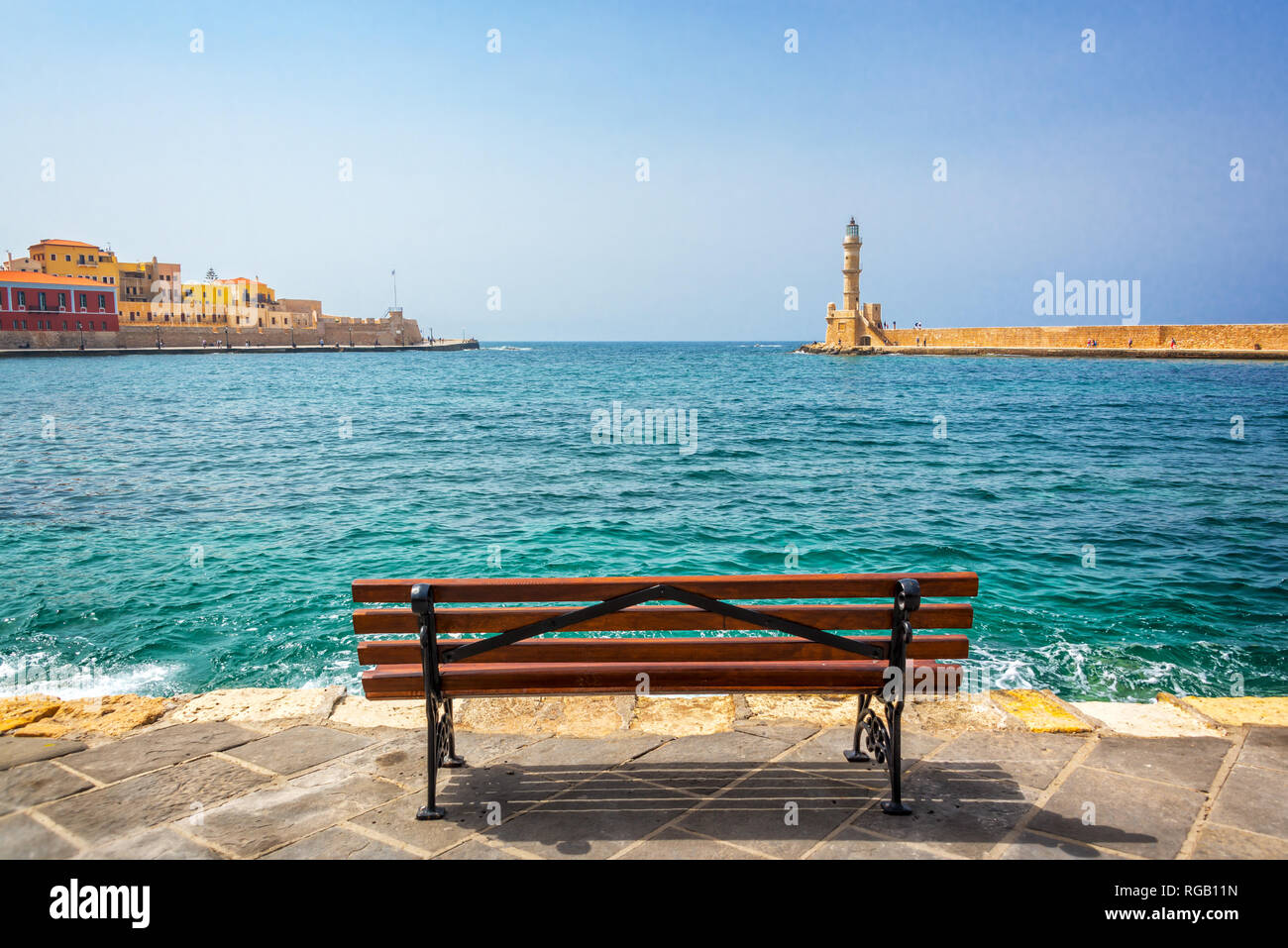 Leeren Bank mit Blick auf den venezianischen Hafen von Chania auf Kreta, Griechenland Stockfoto