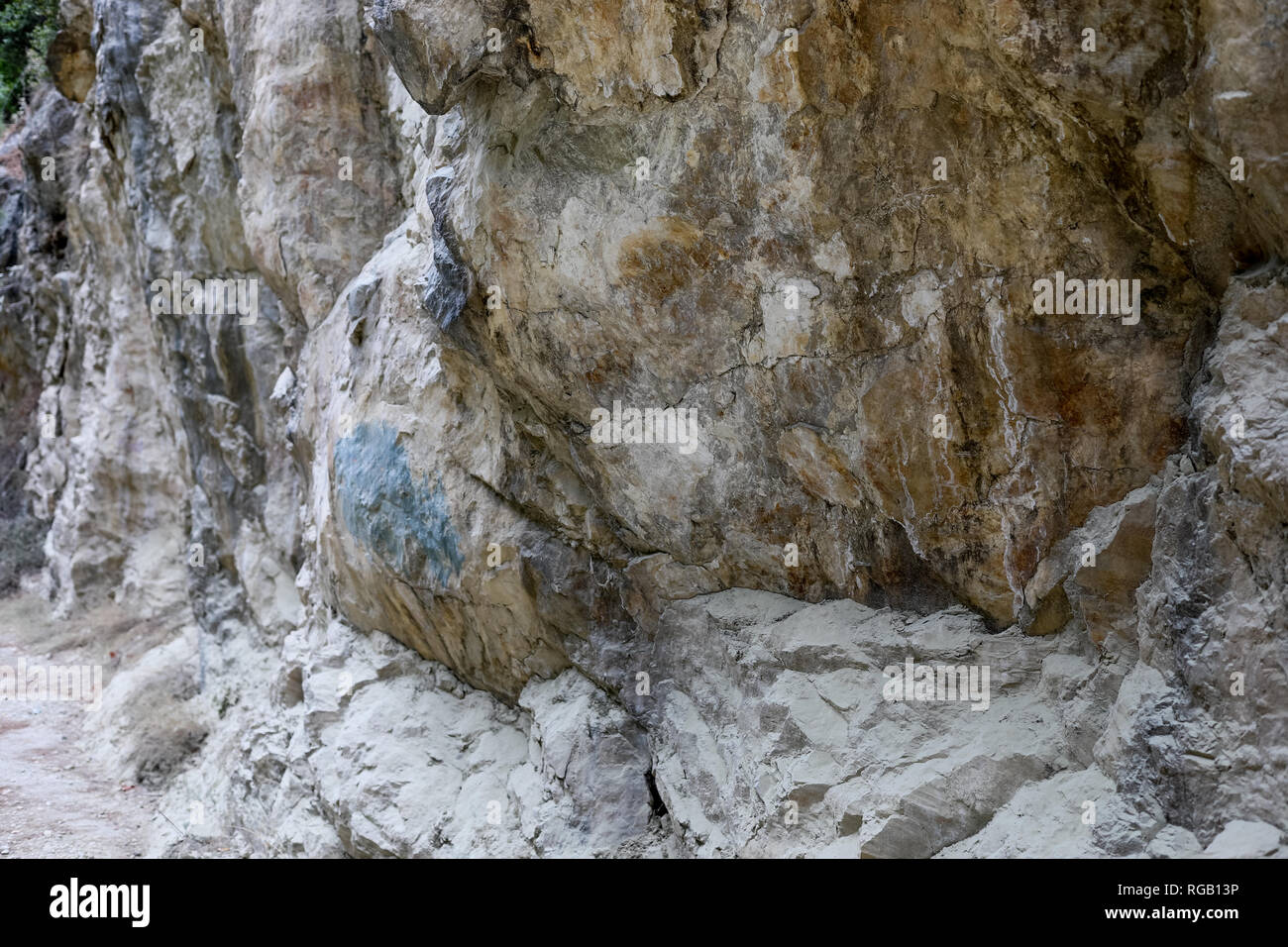 Riesige massive Natürliche texturierte Steinmauer mit unebener Oberfläche. Stockfoto Riesige massive Natürliche texturierte Steinmauer mit unebener Oberfläche. Stockfoto
