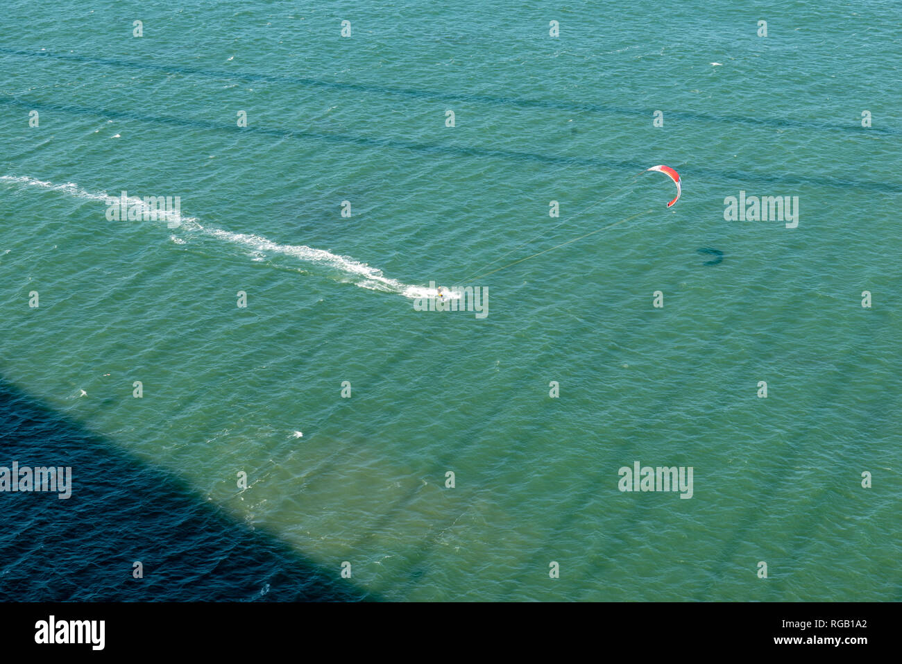 Kite Surfer unter der Golden Gate Bridge Stockfoto