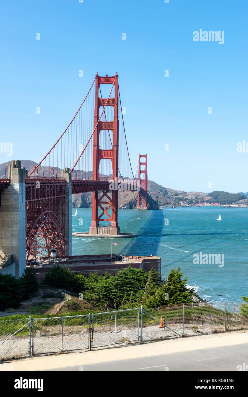 Golden Gate Bridge an einem sonnigen Tag Stockfoto
