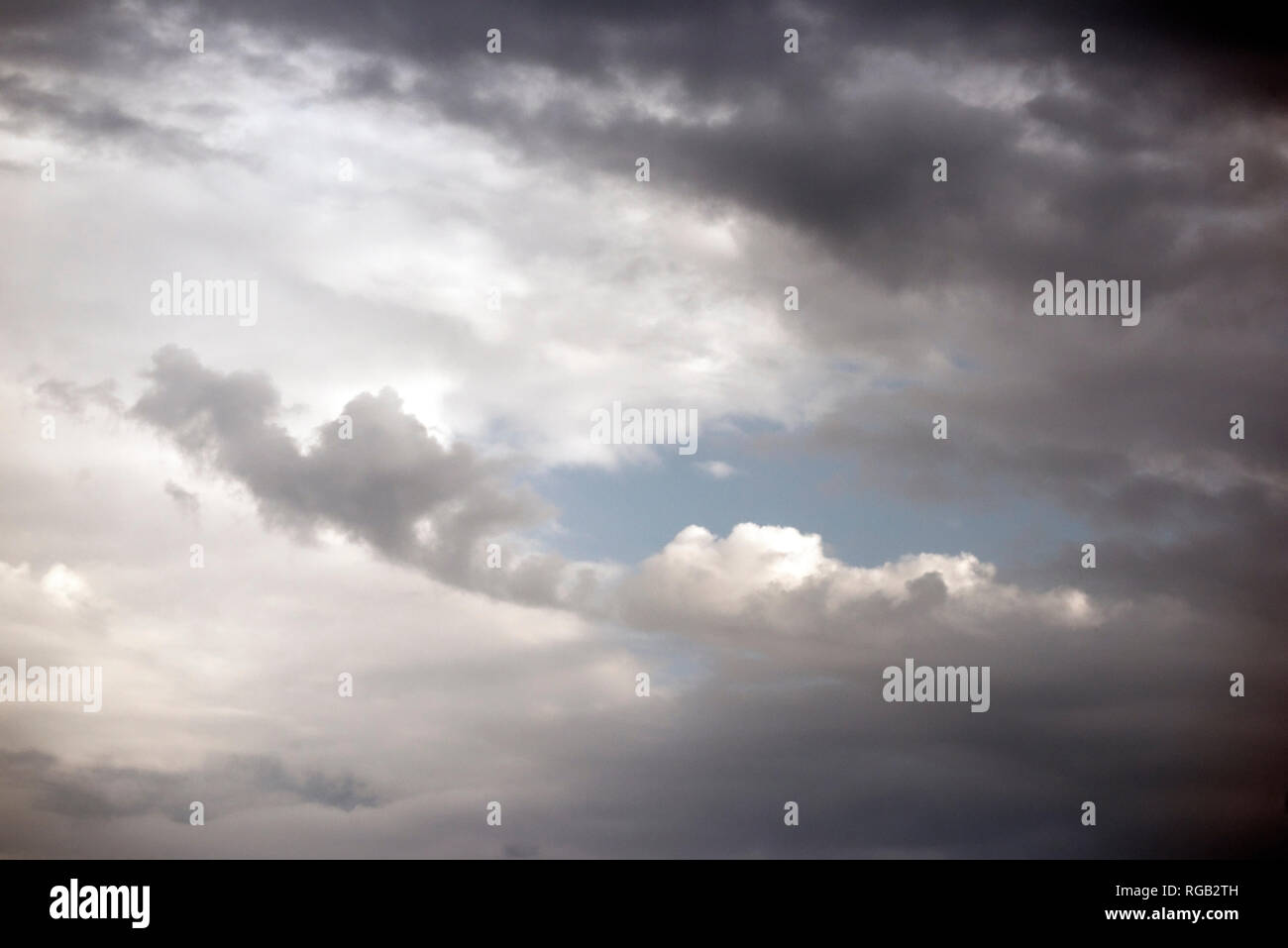 Weiße bis graue Wolken mit einer Bohrung von bule Sky Stockfoto