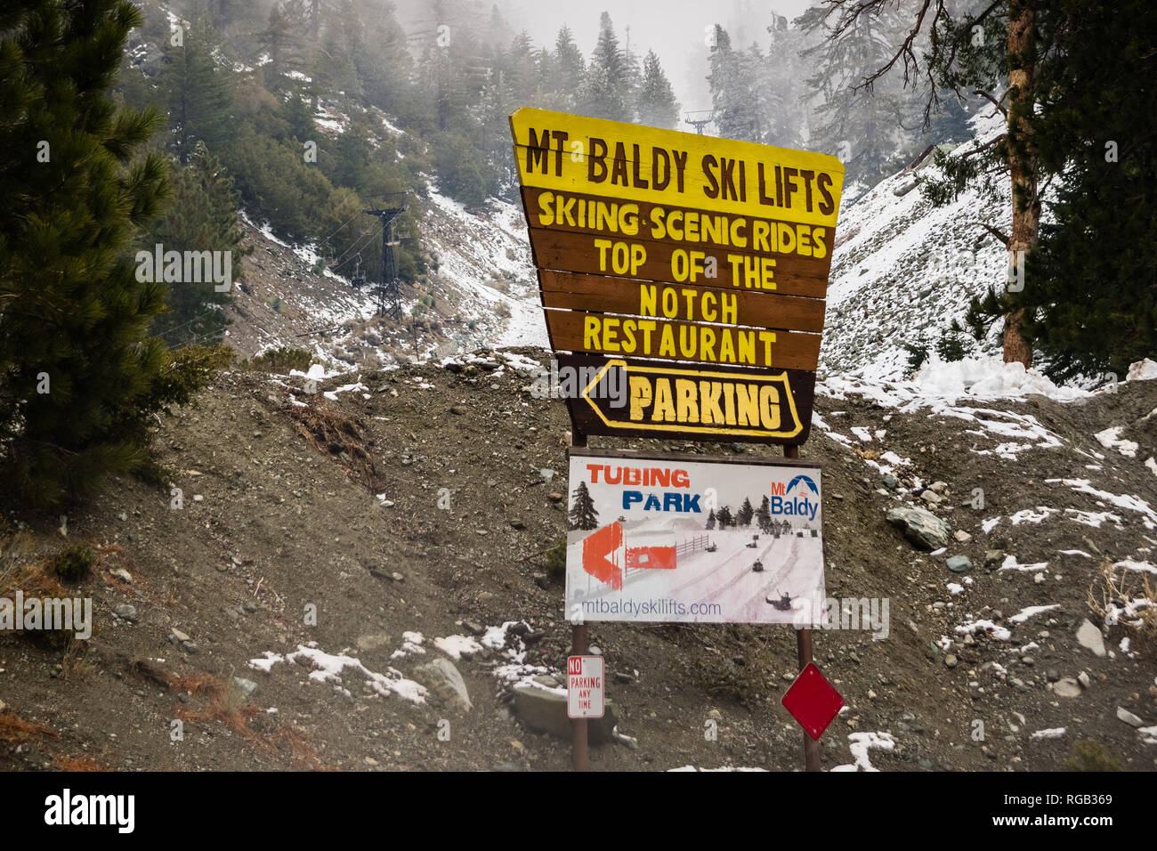 März 16, 2018 Mt Baldy/CA/USA - Werbung Sign den Skilift, oben auf der Kerbe Restaurant und das Tubing Park von San Antonio; Schnee bedeckt Stockfoto