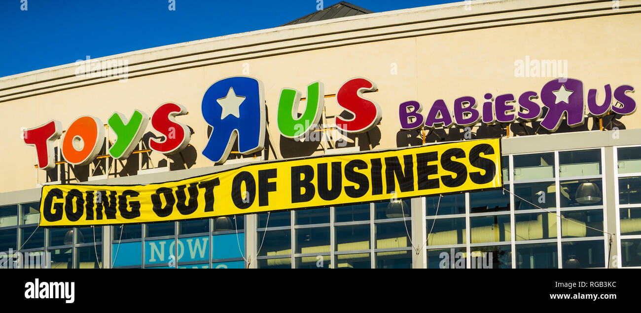 April 20, 2018 San Mateo/CA/USA - Toys R Us, Babies R Us Logos und "des Unternehmens" Ankündigung über den Eingang zu einer der Filialen i Stockfoto