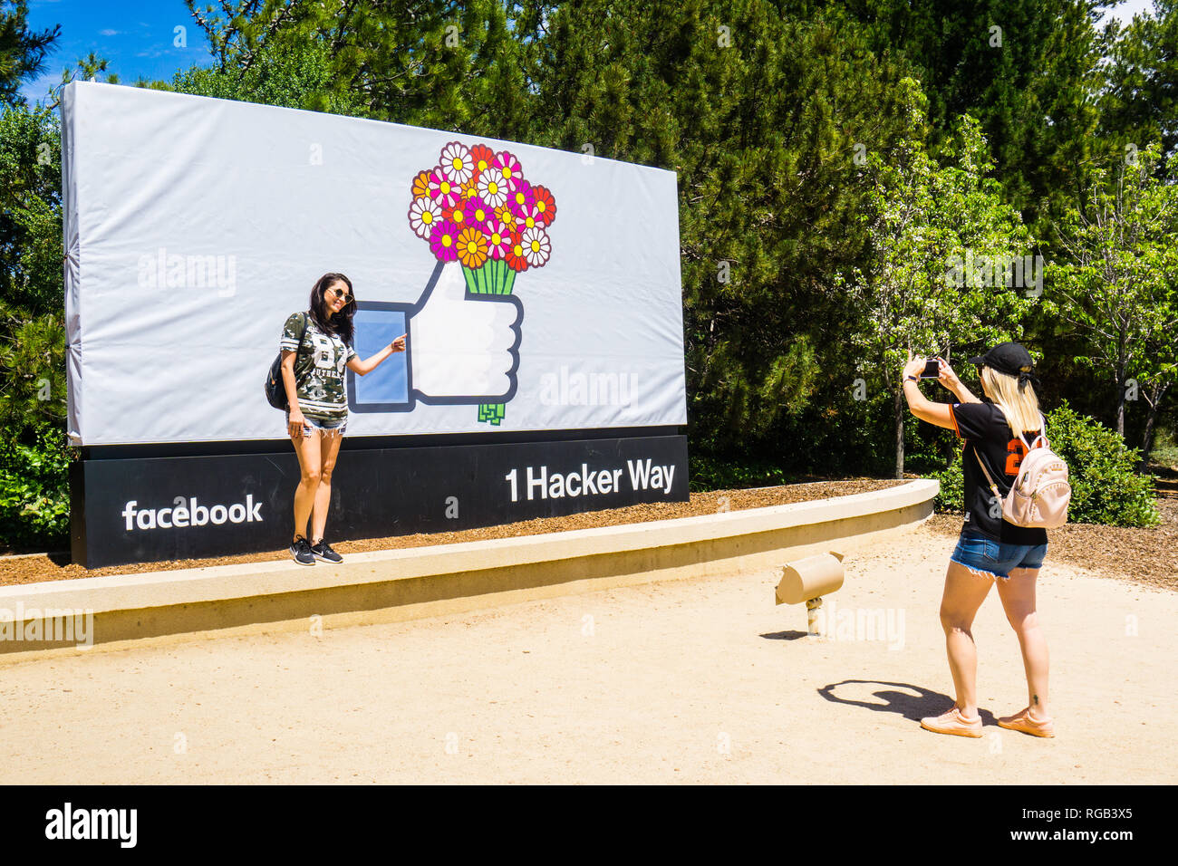 Mai 8, 2018 Menlo Park/CA/USA - ein Mädchen vor dem Facebook posiert wie Button Zeichen (für Muttertag angepasste), am Eingang entfernt Stockfoto