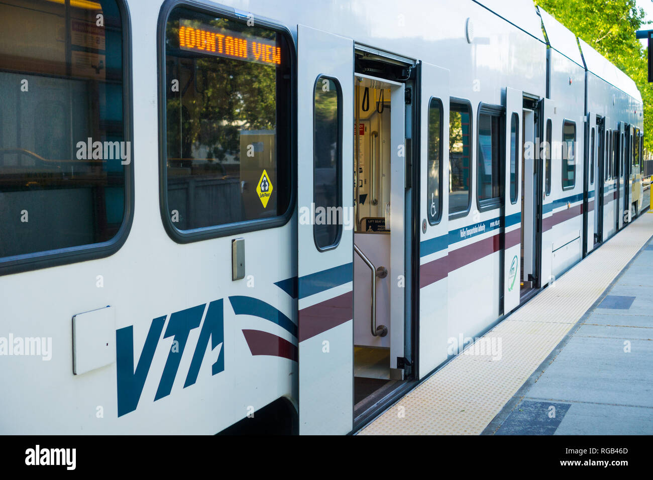 Mai 11, 2018 Mountain View/CA/USA - VTA Zug Ankunft in der Middlefield Station in South San Francisco Bay; VTA Light Rail ist ein System S steht für: Stockfoto