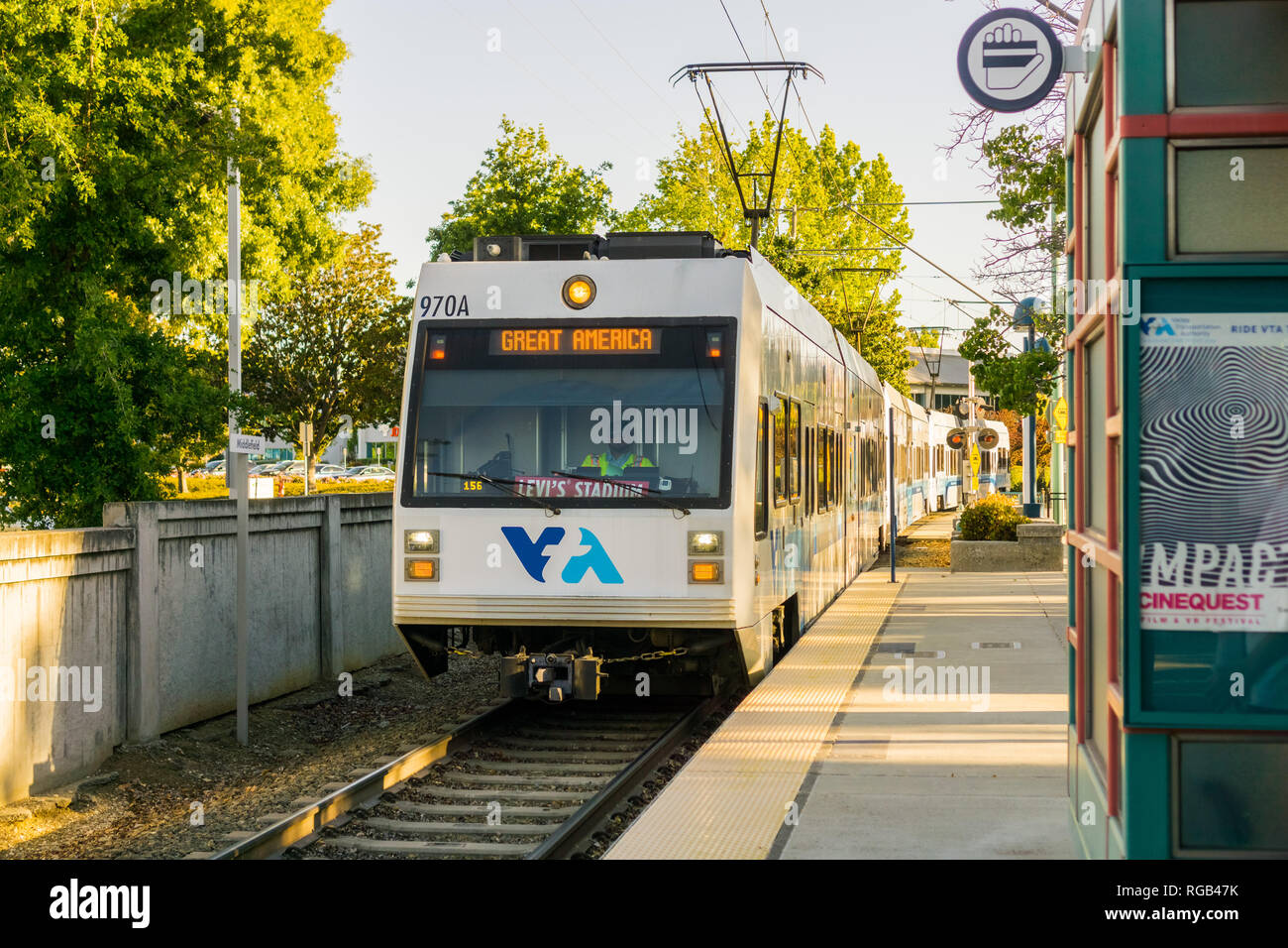 Mai 11, 2018 Mountain View/CA/USA - VTA Zug Ankunft in der Middlefield Station in South San Francisco Bay; VTA Light Rail ist ein System S steht für: Stockfoto
