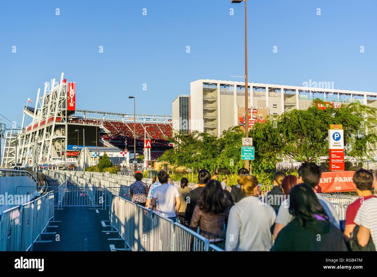 Mai 11, 2018 Santa Clara/CA/USA - Menschen in Richtung Eingang zu Levi's Stadion für Taylor Swift Konzert, San Francisco Bay; das Stadion Stockfoto