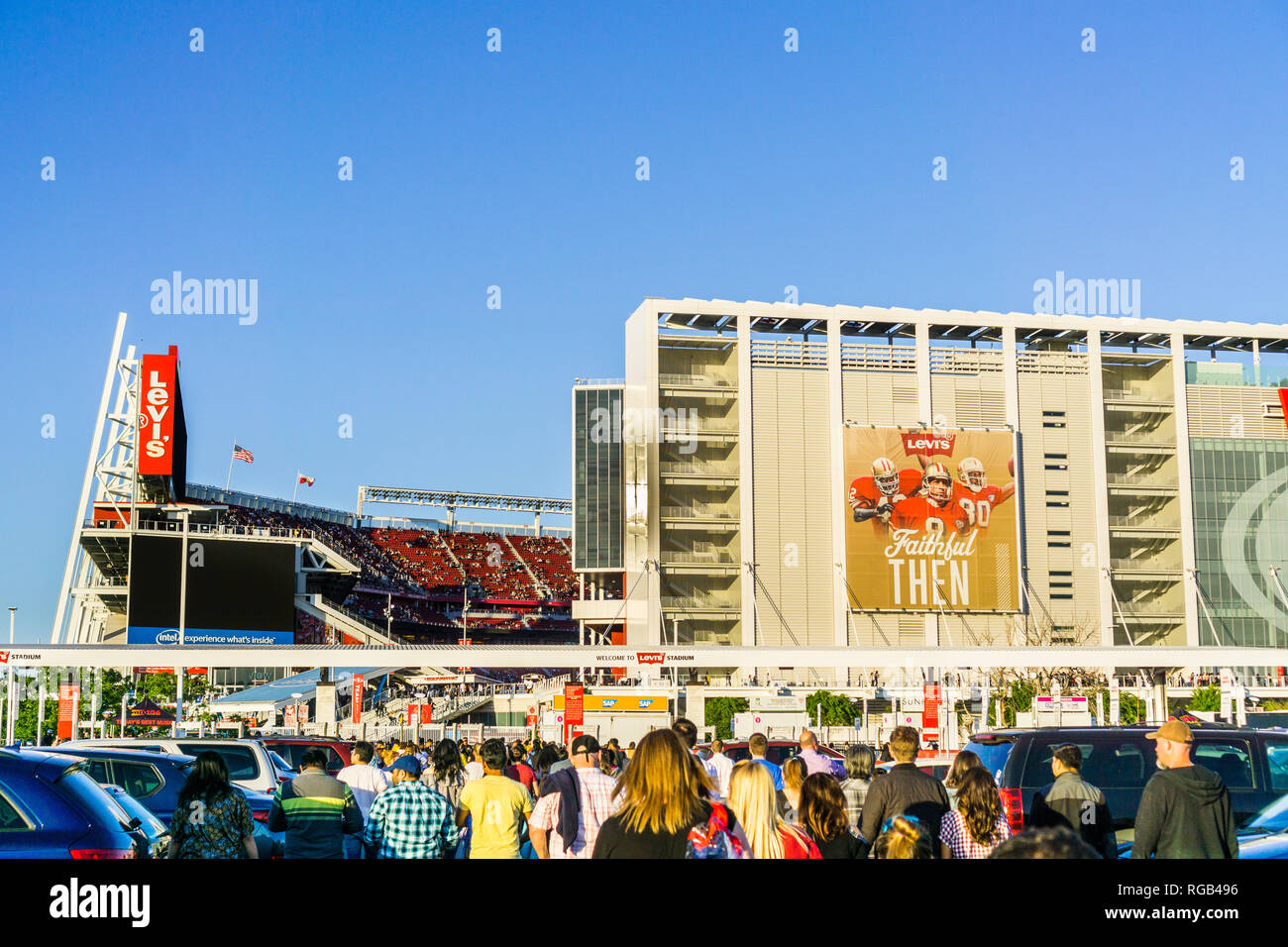 Mai 11, 2018 Santa Clara/CA/USA - Menschen in Richtung Eingang zu Levi's Stadion für Taylor Swift Konzert, San Francisco Bay; das Stadion Stockfoto