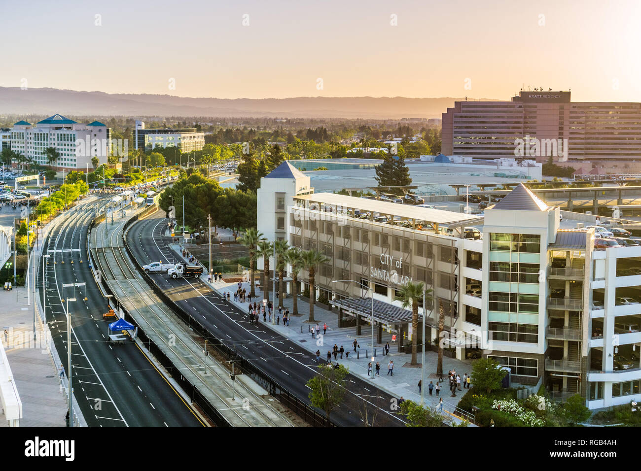 Mai 11, 2018 Santa Clara/CA/USA - Sonnenuntergang Blick auf die Straße und die umliegenden Gebäude in der Nähe von Levi's Stadion in South San Francisco Bay Area. Stockfoto
