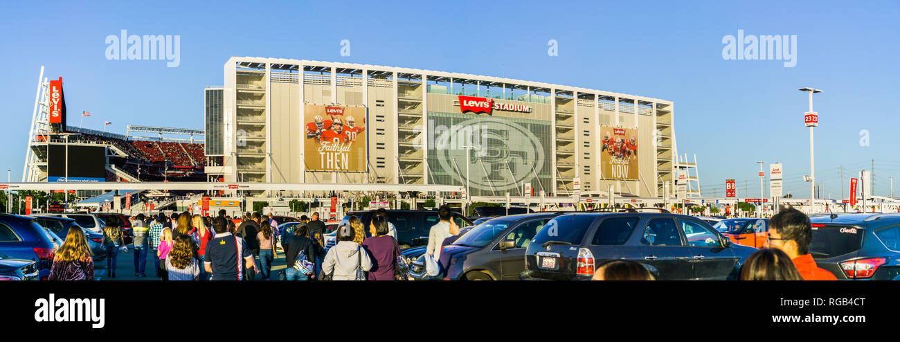 Mai 11, 2018 Santa Clara/CA/USA - Menschen in Richtung Eingang zu Levi's Stadion für Taylor Swift Konzert, San Francisco Bay; das Stadion Stockfoto