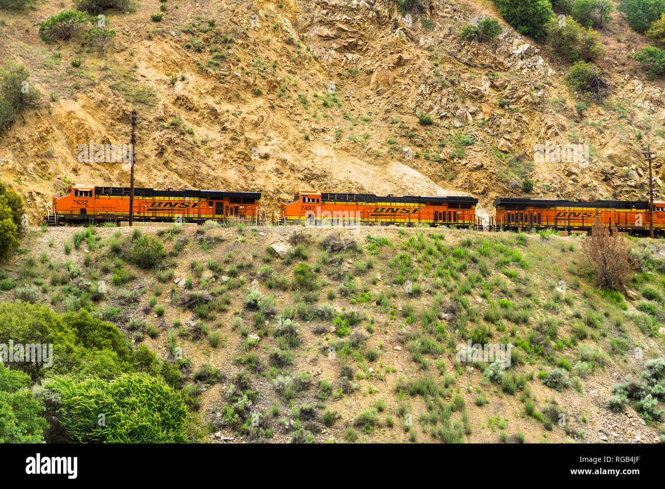 Mai 25, 2018 Tehachapi/CA/USA - unverwechselbar orange und gelb Burlington Northern Santa Fe (Bnsf) Motoren durch die Berge reisen Stockfoto