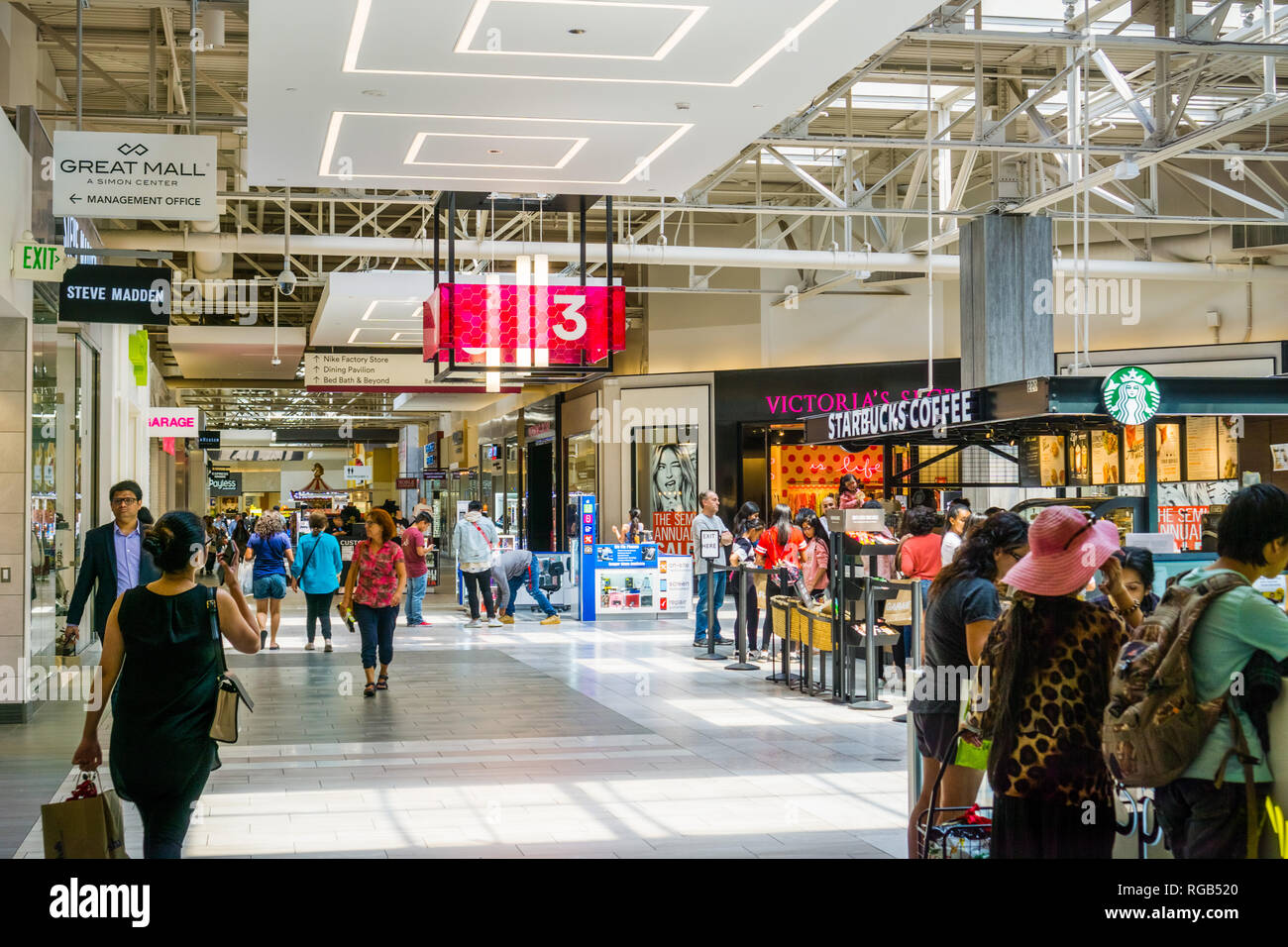 Juni 5, 2018 Milpitas/CA/USA - Menschen shopping in der großen Mall, San Francisco Bay Area. Stockfoto