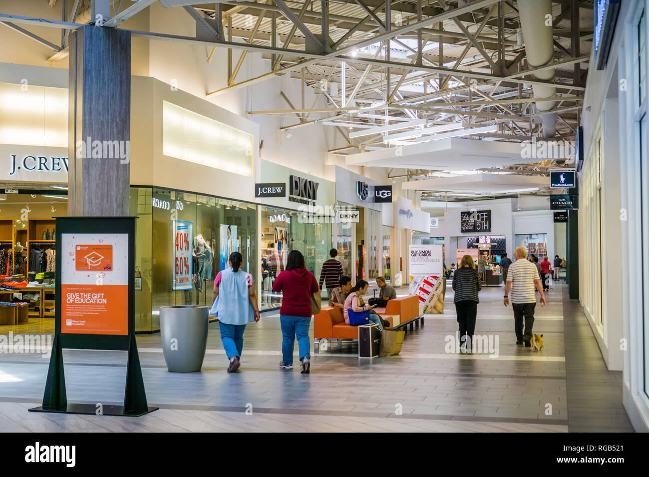 Juni 5, 2018 Milpitas/CA/USA - Menschen shopping in der großen Mall, San Francisco Bay Area. Stockfoto