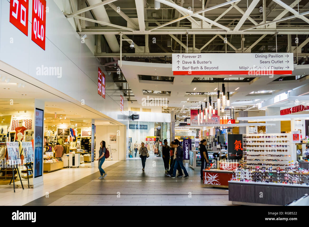 Juni 5, 2018 Milpitas/CA/USA - Menschen shopping in der großen Mall, San Francisco Bay Area. Stockfoto