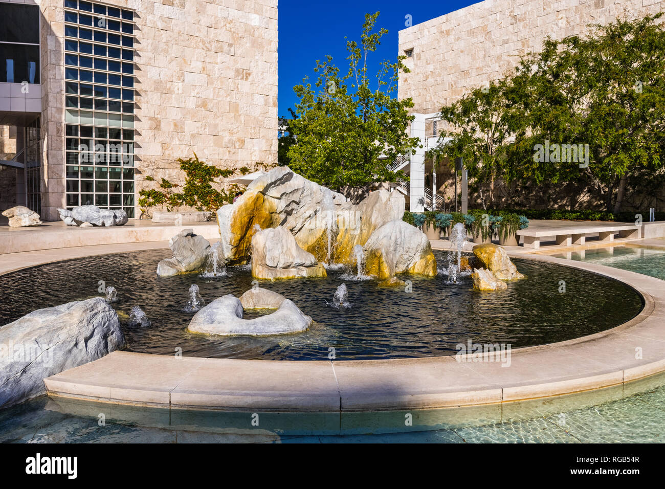 Juni 8, 2018 Los Angeles/CA/USA - Brunnen im Museumshof des Getty Center Stockfoto
