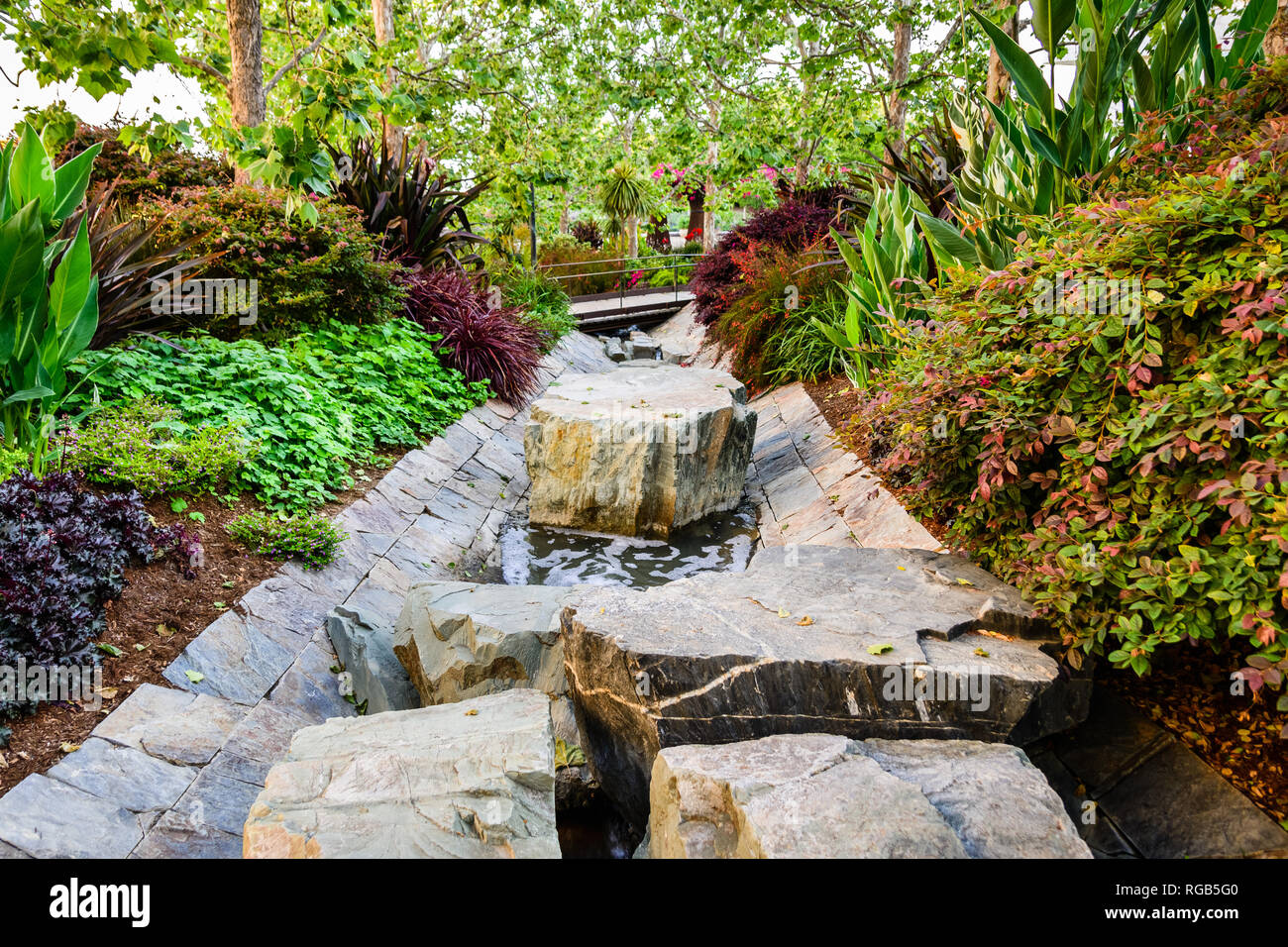 Juni 8, 2018 Los Angeles/CA/USA - üppige Vegetation, die einen Wasser Creek durch Robert Irwin's Central Garden am Getty Center fließt; Stockfoto