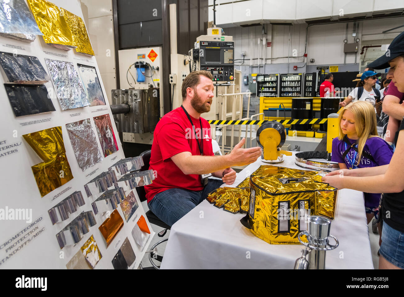 Juni 10, 2018 La Canada Flintridge/CA/USA - JPL Mitarbeiter im Gespräch mit Besuchern während einer Tour der Raumsonde Fabrication Facility bei "A ticket Stockfoto