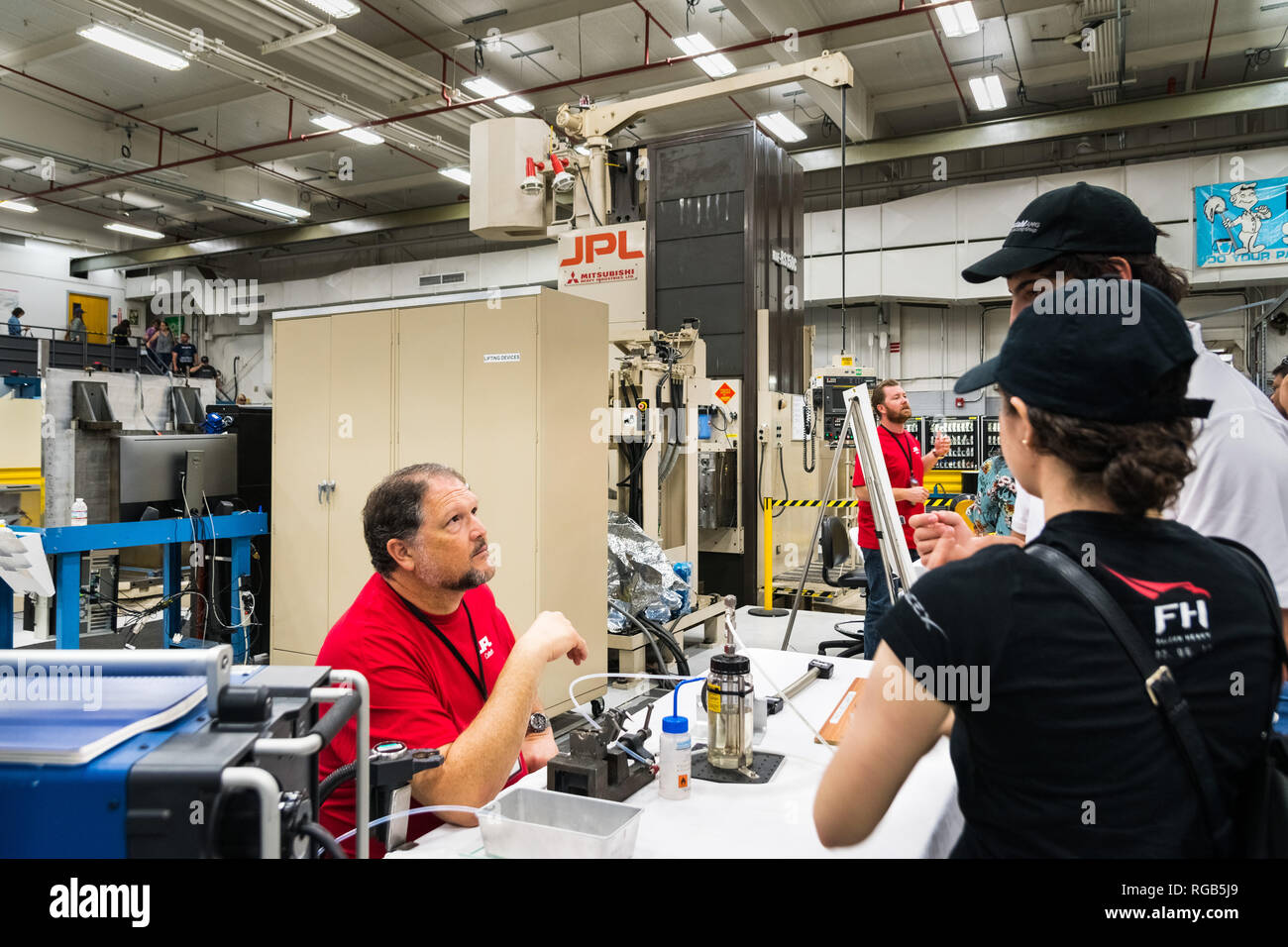 Juni 10, 2018 La Canada Flintridge/CA/USA - JPL Mitarbeiter im Gespräch mit Besuchern während einer Tour der Raumsonde Fabrication Facility bei "A ticket Stockfoto